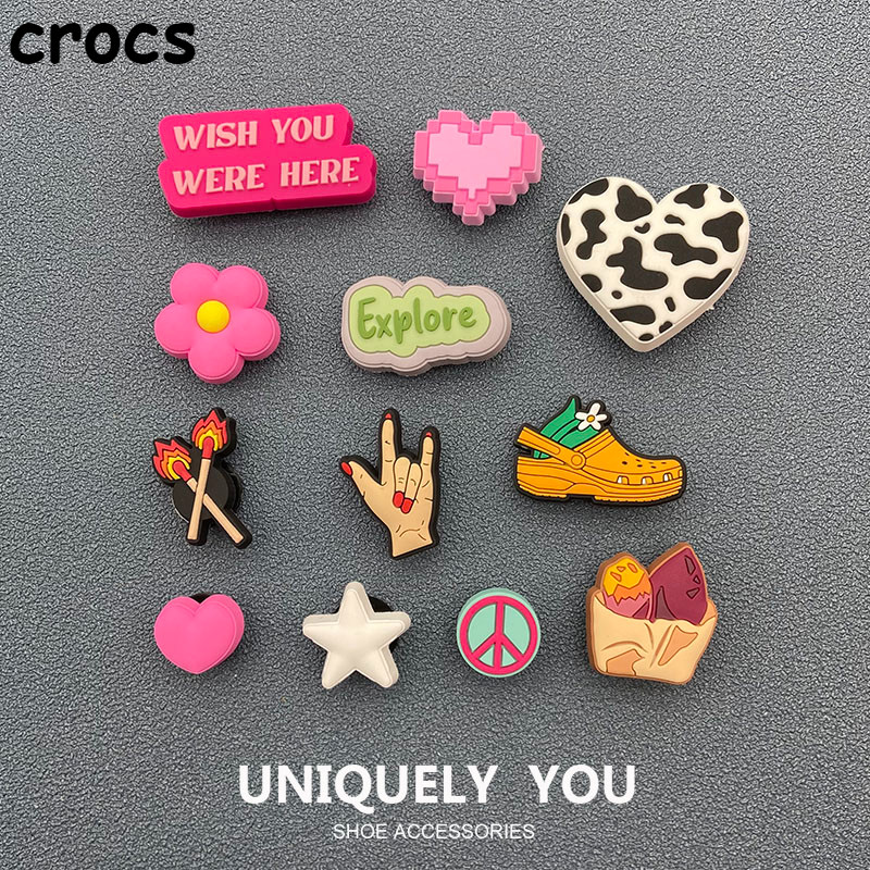 รองเท้าแตะแฟชั่นสาวอุปกรณ์เสริม Diy Crocs Jibbitz Charms (คุณภาพสูง) หัวเข็มขัดดอกไม้น่ารักสีชมพู