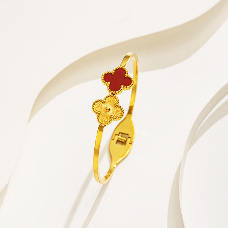 Insสไตล์all-match Four-Leaf Cloverสร้อยข้อมือสแตนเลสฤดูใบไม้ผลิออกแบบHigh-Endเหล็กไทเทเนียมชุบ18K Goldสร้อยข้อมือเครื่องประดับ