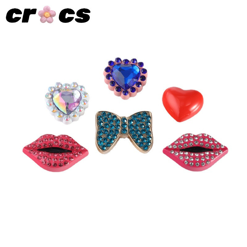 Jibbitz Crocs Charm Girl หัวเข็มขัดรองเท้าโลหะแฟชั่นริมฝีปากสีแดงประดับเพชรหัวเข็มขัด DIY คุณภาพสูง