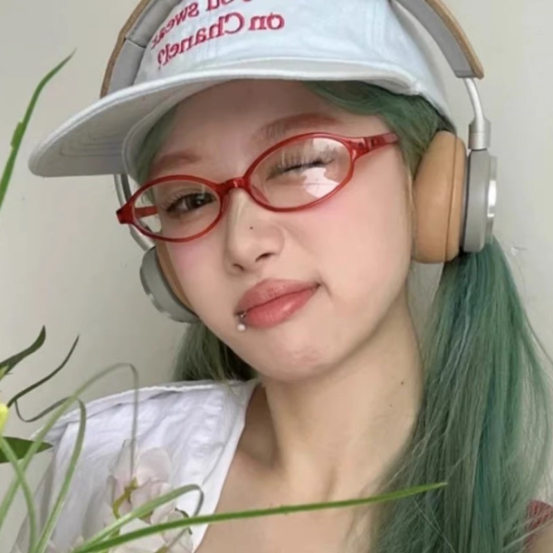 สาวสวยวินเทจแว่นตาสีแดง Y2K กรอบขนาดเล็กไล่ระดับสีแว่นตารูปไข่