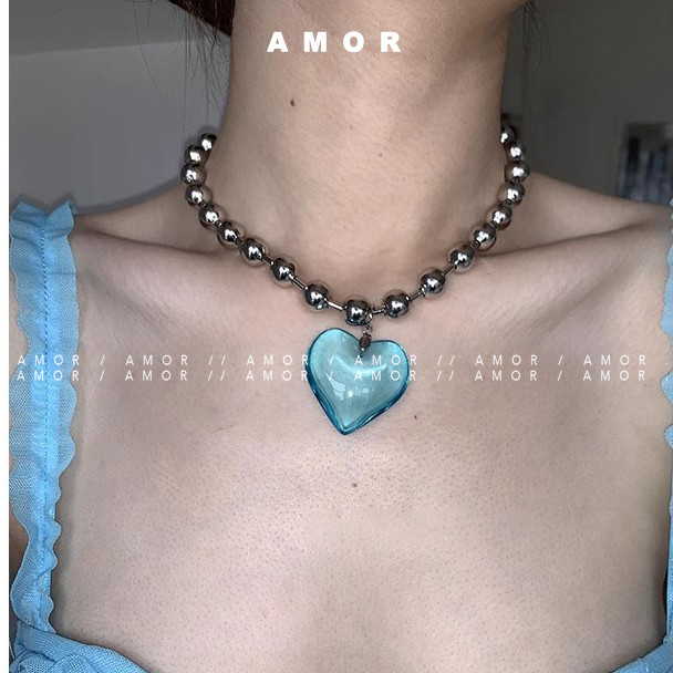 สร้อยคอรูปหัวใจอะคริลิคสีสันสดใสพร้อมลูกปัดกลมจี้หวานและเย็นสําหรับสาวฮอตพันปีหรูหราเบาๆและโซ่กระดูกไหปลาร้าระดับไฮเอนด