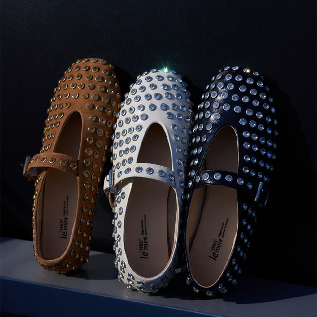 หนังพรีเมี่ยมนุ่ม 2024 Rivets สไตล์ใหม่รอบ Toe Rhinestone แบนสบาย Mary Jane รองเท้าเต้นรํารองเท้าแบนสไตล์ร้อน