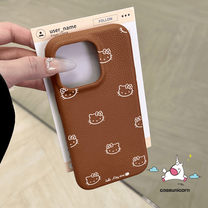 Vintage การ์ตูน Hello Kitty Tag แบรนด์อินเทรนด์สีน้ําตาลปลอกสําหรับ IPhone 11 16 12 15 13 14 Pro Max 15 16 14 Plus 16Plus น่ารัก Kitty หรูหราผิวรู้สึกหนังนุ่มกรณี