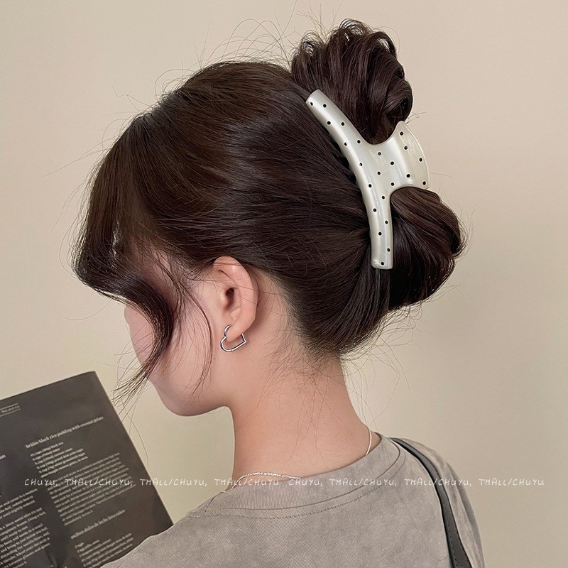 คลิปผมดีไซน์ลายจุดไข่มุกสีขาว สไตล์เรียบหรูสำหรับทุกโอกาส