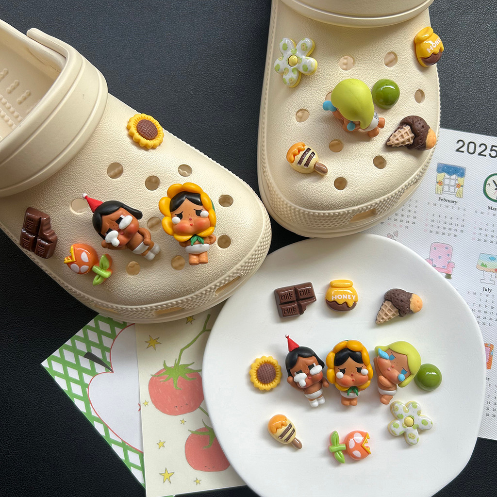 CROCS CROCS อุปกรณ์รองเท้า Pop Mart Crying Baby Family น่ารัก Sunflower Crying รองเท้าเด็กหัวเข็มขัด High-End Sense รองเท้าดอกไม้รูรองเท้า Busch หัวเข็มขัดรองเท้า Zhibixing หัวเข็มขัดรองเท้าที่ถอดออกได้ ins ดอก