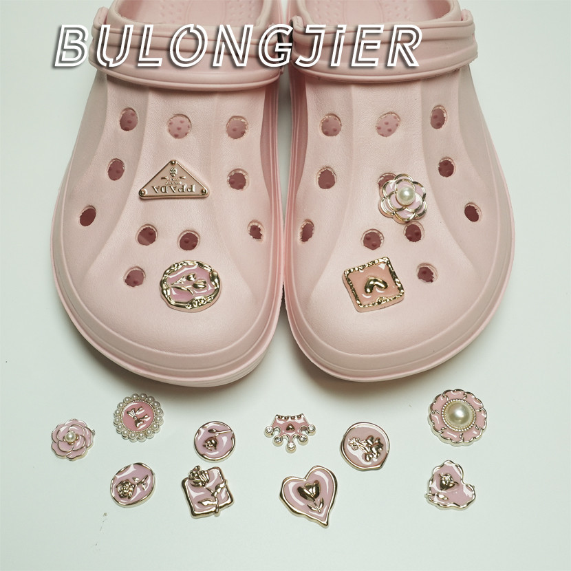 Croc เรซิ่นคริสตัลน้ําหอมสีชมพูสไตล์ Camellia ดอกไม้ Jibz ปุ่ม Pins DIY ชุดรองเท้า Charm 1 ชิ้น