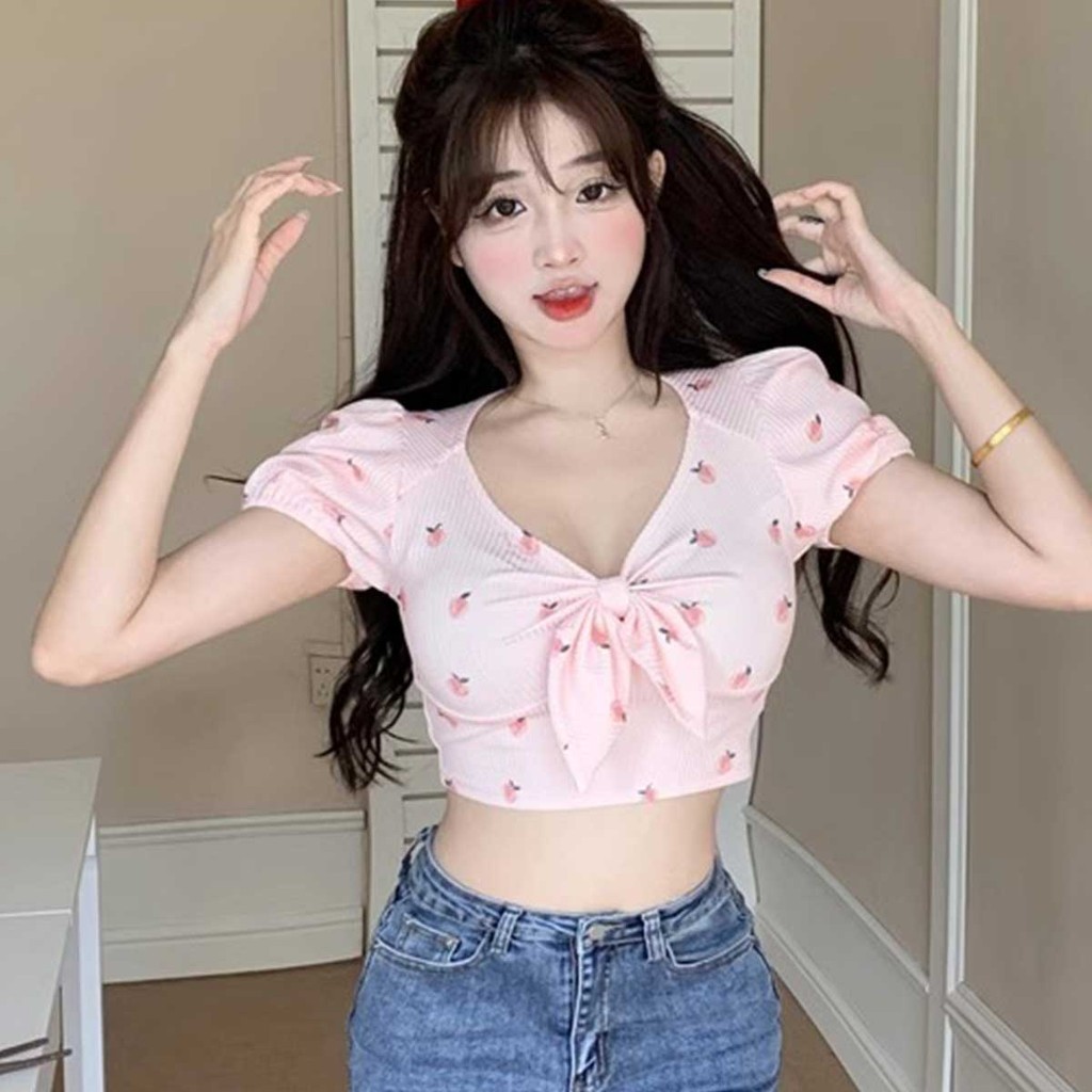 เสื้อครอปคอวี สีชมพูลายดอกไม้ ผ้ายืดนิ่มสวมใส่สบาย ทรงสวยเข้ารูป