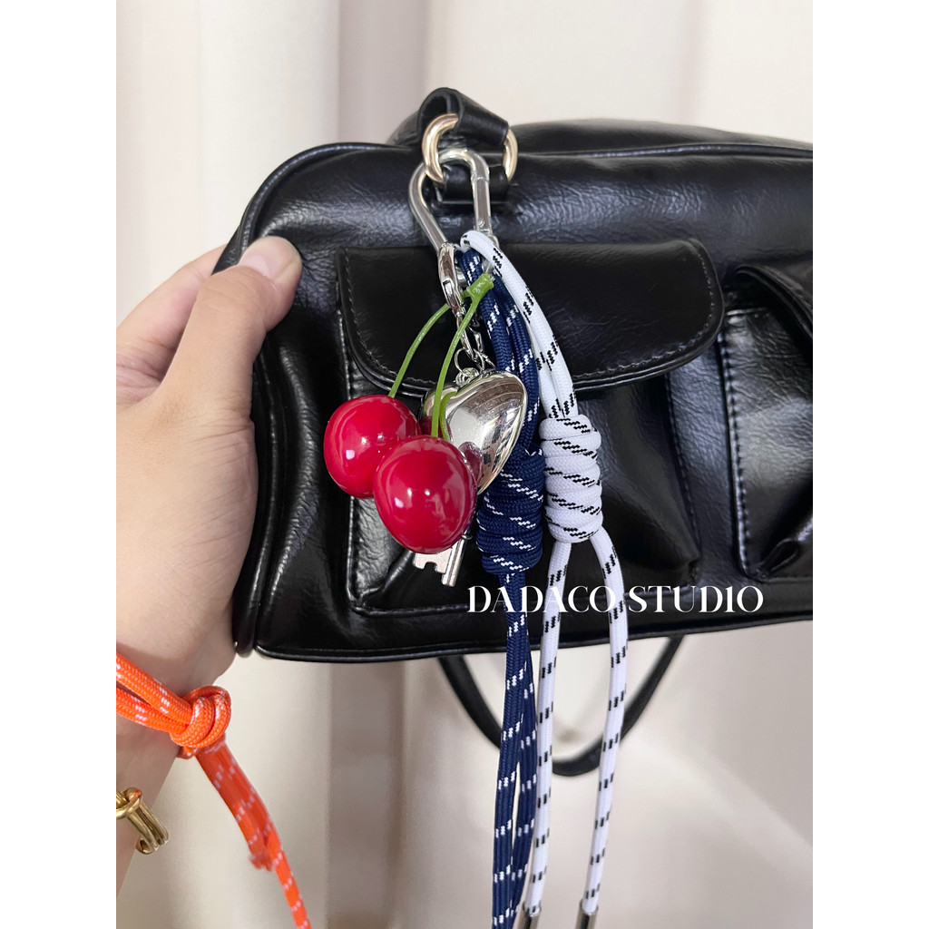 【ส่งจากไทย🚚】✨ซองใส่บัตร พวงกุญแจรถ🍒Cherry Keychain พวงกุญแจเชอรี่แดง diy เชอร์รี่จำลอง จี้กระเป๋า หัวใจ วัสดุโลหะ ชาร์ม โบฮีเมียน bag charm สายคล้อง เชือกถัก ของตกแต่งกระเป๋า เหมาะสำหรับแขวนบนกระเป๋า miumiu/stand oil post bag/กระเป๋าโทส