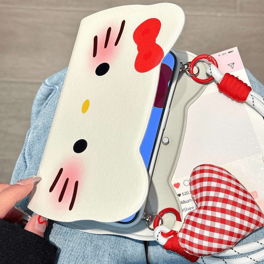 หนัง Clamshell Hello Kitty สายรัดข้อมือเคสโทรศัพท์ iPhone15 14 13 Pro Max กันกระแทกกล้องป้องกันเต็มรูปแบบนุ่มปกหลัง