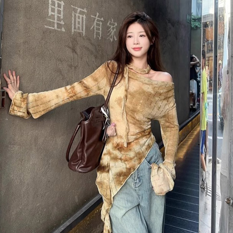 Tie-dye ไหล่เฉียงเสื้อยืดแขนยาวผู้หญิงผ้ากลวง Niche สวมใส่ด้านนอกสไตล์สาวร้อน ISleeved