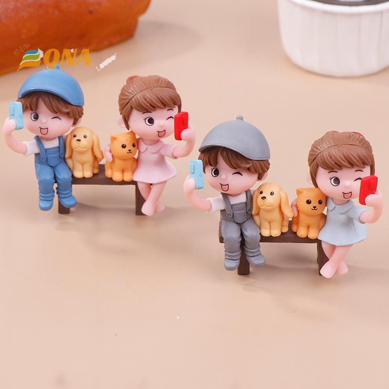 [QNA] 2 ชิ้น/คู่คนรักน่ารักถ่ายภาพSelfiesบนสตูลเค้กตกแต่งเครื่องประดับรถคู่Figurines Miniature Craft Fairy Garden Decorใหม่