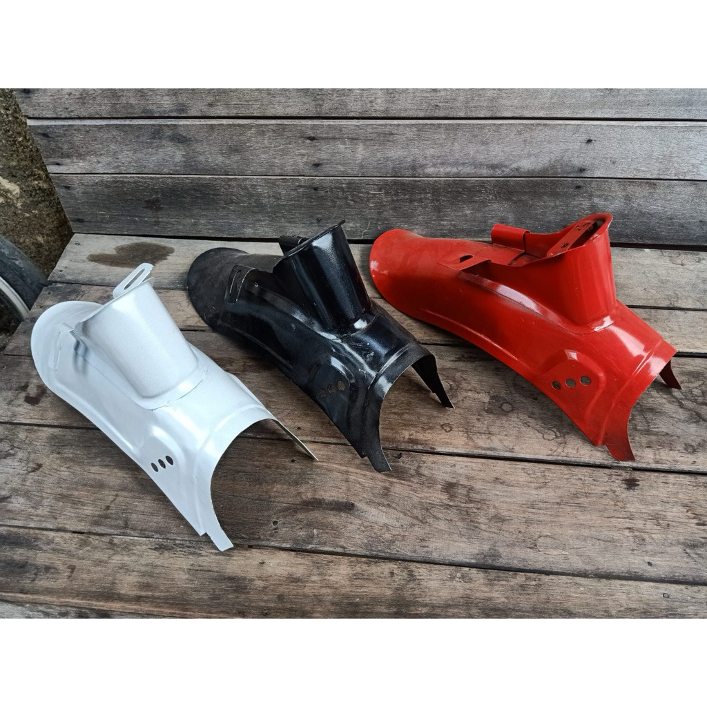 MERAH Honda C70 Pispot บังโคลนหลัง Fender สีดําสีขาวสีแดงเหล็กหนา C70 บังโคลนหลัง