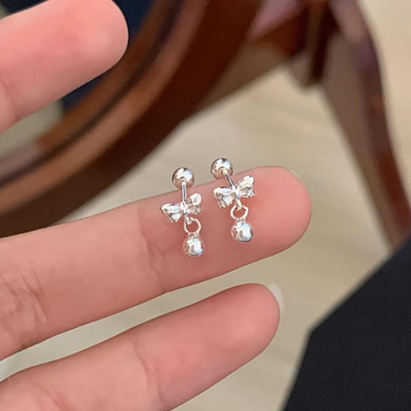 ประณีต โค้งคํานับ ผูก สกรูหัวเข็มขัดต่างหูสตั๊ดสําหรับผู้หญิงสีเงินสไตล์ทุกวันนอนโดยไม่ต้องถอดเจาะต่างหูชุดสําหรับเด็กแฟชั่น ใบหู อุปกรณ์เคร