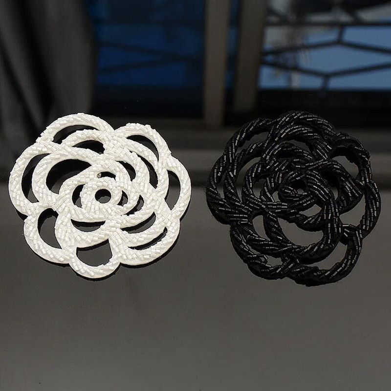 1 ชิ้นสีขาวสีดํา Camellia ดอกไม้ลูกปัด Applique Patch สําหรับเสื้อผ้าตกแต่งซ่อม