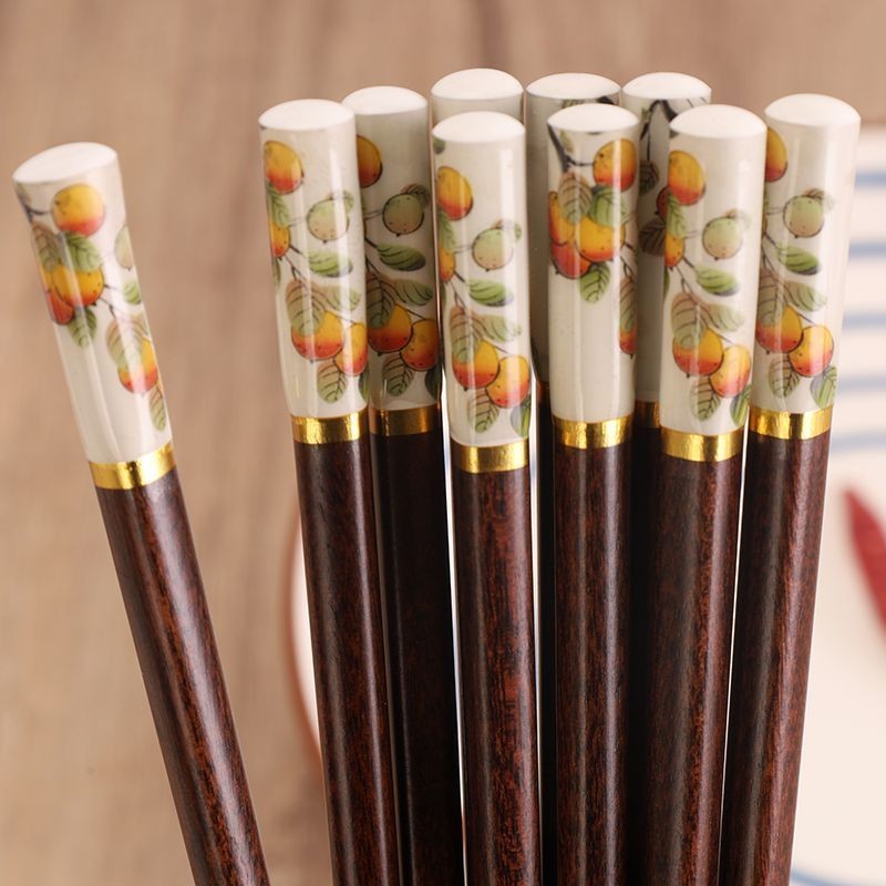 ตะเกียบในครัวเรือนเกรด 2024 โฟมล้างมือบนโต๊ะอาหารไม้เนื้อแข็ง Non-lacquer Non-wax ไม้จันทน์สีแดง Fast-sl子 无人用品2024 餐餐 防滑红木子防滑8.18