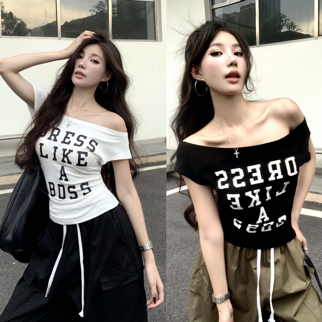 Luna Shop เสื้อยืดแขนสั้นตัวอักษรไหล่เอียงสีขาวดีไซน์สไตล์สาวร้อนเซ็กซี่