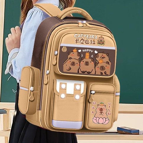 Kapibara กระเป๋านักเรียนนักเรียนชั้นประถมศึกษาขนาดใหญ่ความจุสาวน่ารัก Capybara กระเป๋าเป้สะพายหลังกันน้ํา Dirt-Re