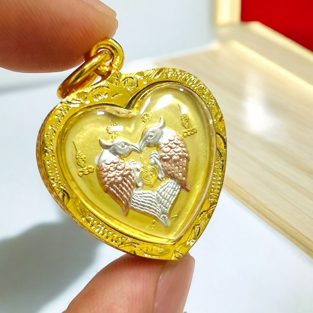 จี้ & Charm จิ๋ว สาริกาลิ้นทองรูปหัวใจเนื้อทอง 3K ด้านหลังยันต์ห้าแถว เสริมการเงิน (lekshop)