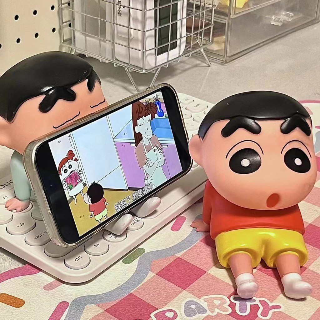 ที่วางโทรศัพท์มือถือลายการ์ตูนสร้างสรรค์ของ Crayon Shin-chan สุดน่ารัก แข็งแรงทนทาน ที่ยึดโทรศัพท์มือถือ ของตกแต่งโต๊ะ ท