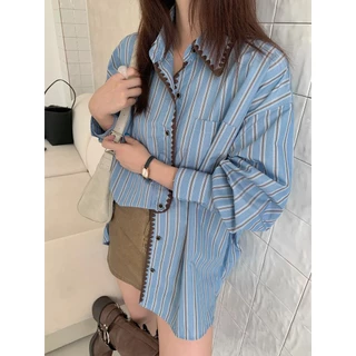 Chili Koko เสื้อเชิ้ตแขนยาวลายทางแนวตั้งสีน้ำเงินสำหรับผู้หญิงในช่วงฤดูร้อนสไตล์เกาหลีแฟชั่นลำลองหลวมปักสีตัดกัน 99140