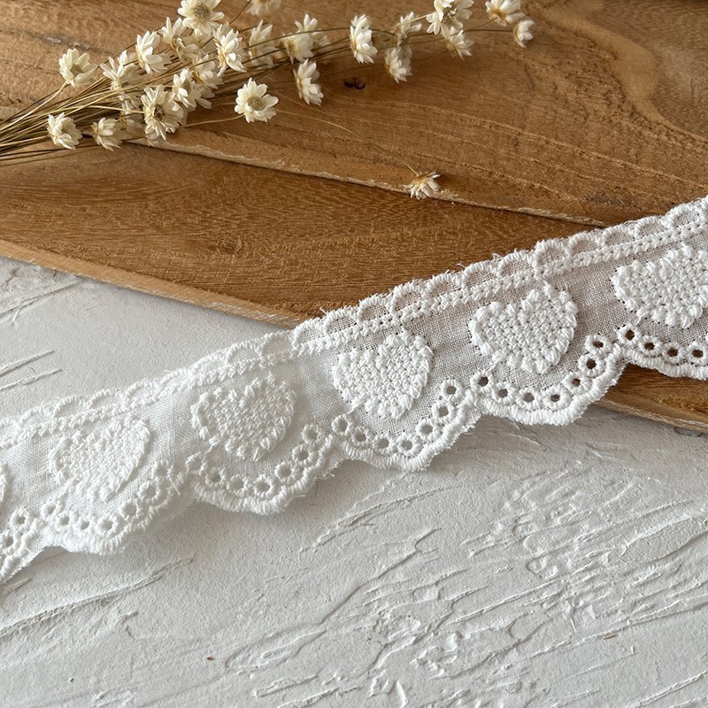 ผ้าลูกไม้ Hollow และ Guipure Lace สีขาว พร้อมริบบิ้นและ trim อุปกรณ์ DIY และงานเย็บปักถักร้อย