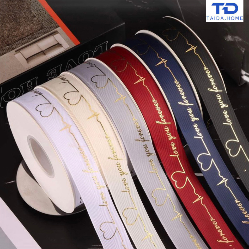 ริบบิ้นซาติน ลายคลื่นรูปหัวใจ พิมพ์สีทอง กว้าง 2.5 ซม. ยาว 36 หลา ริบบิ้นของขวัญ กล่องเค้ก ริบบิ้นสำหรับห่อช่อดอกไม้