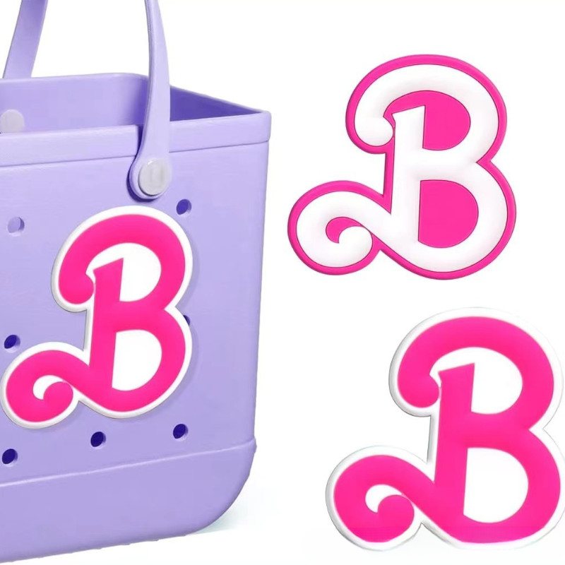 ตัวอักษรสีชมพู A-Z กระเป๋า Jibbitz อุปกรณ์ตกแต่งกระเป๋า ติดกระเป๋า Bogg bag DIY accessories Charms ถอดได้ สำหรับกระเป๋าชายหาด