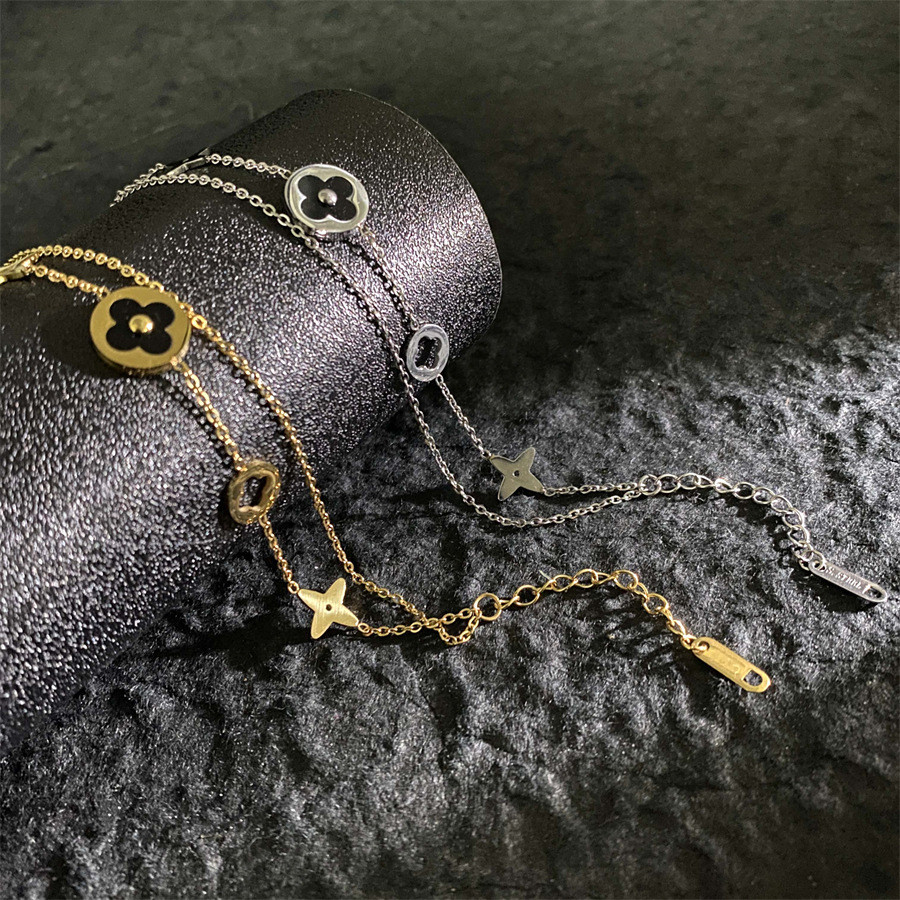 สร้อยข้อมือไทเทเนียมเหล็กชุบ 18K Gold Hollow Lucky Four-leaf Flower Ladies Bracelet