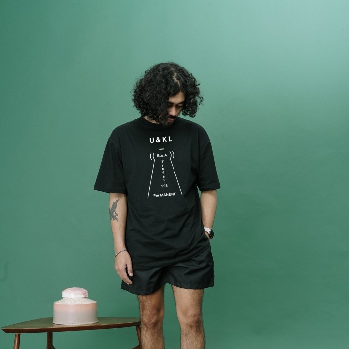 UNKL347 เสื้อยืดสีดํา วัสดุหวี Simple Motif ODDO