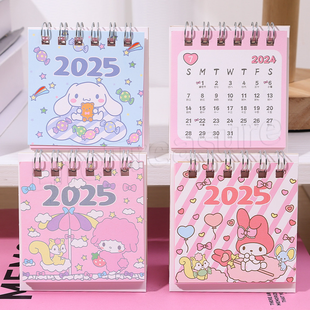 SANRIO [ ที่โดดเด่น ] 2025 ปฏิทินตั้งโต๊ะพับ ซานริโอ - หนังสือเล่มเล็กบันทึกขนาดเล็ก - สมุดพกพาแนวตั้ง - ปฏิทินตั้งโต๊ะการ์ตูน - เครื่องเขียนอะนิเมะนักเรียน - เครื่องประดับบ้า