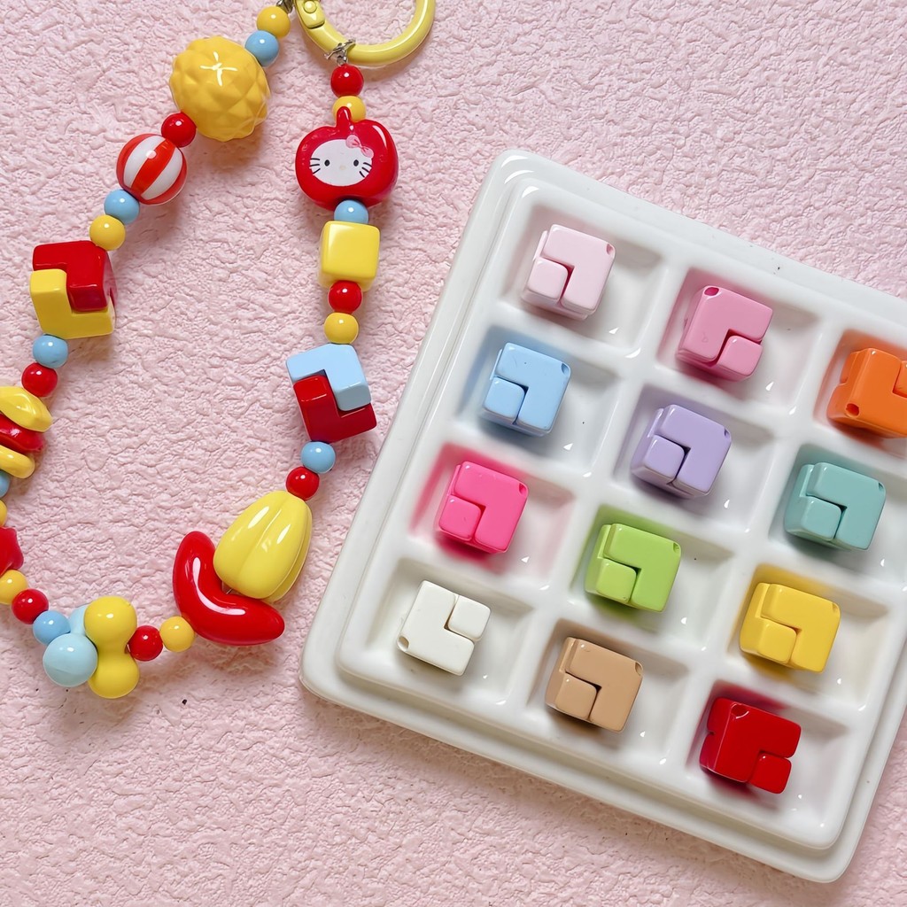 เครื่องประดับโดปามีน สีประกบเฉียงหลุมสแควร์แบบหลวม ทำจากอะคริลิกพร้อมลูกปัด และสายโซ่สำหรับกระเป๋าแขวนโทรศัพท์มือถือ