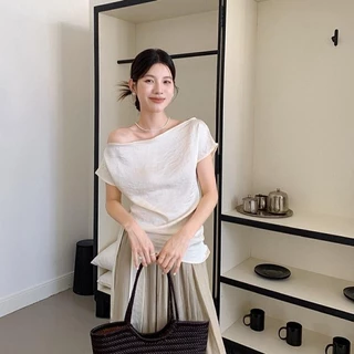 Chili Koko เสื้อยืดแขนสั้นผ้าซาตินคอเฉียงสไตล์ฝรั่งเศสสำหรับผู้หญิงช่วงฤดูร้อน ชายเสื้อริบบิ้น สง่างาม 99168