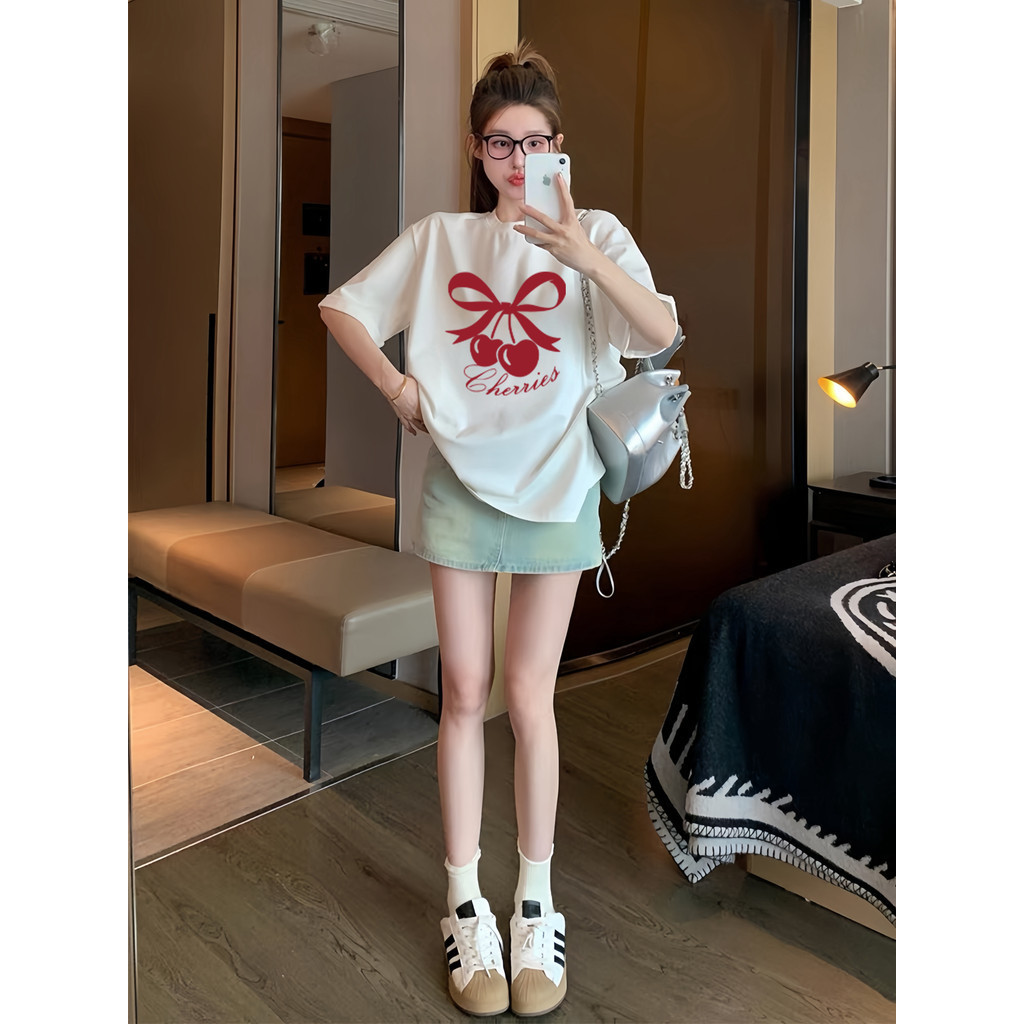 (จัดส่งตลอด 24 ชั่วโมง）Angle Official เสื้อยืดแขนสั้นคอกลมผู้หญิงดีไซน์อินเทรนด์เสื้อยืดโบว์พิมพ์ด（11）