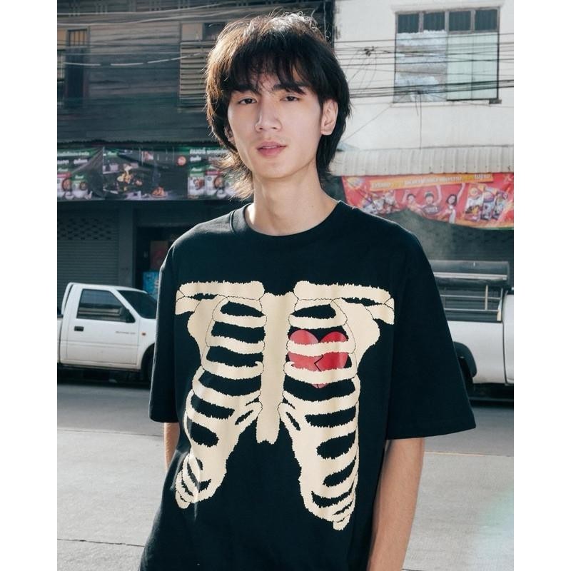 ผ้าฝ้าย 100% （จัดส่งตลอด 24 ชั่วโมง）Angle Official SK SNEAKER X FEARLESS BONE BLACK TEE
