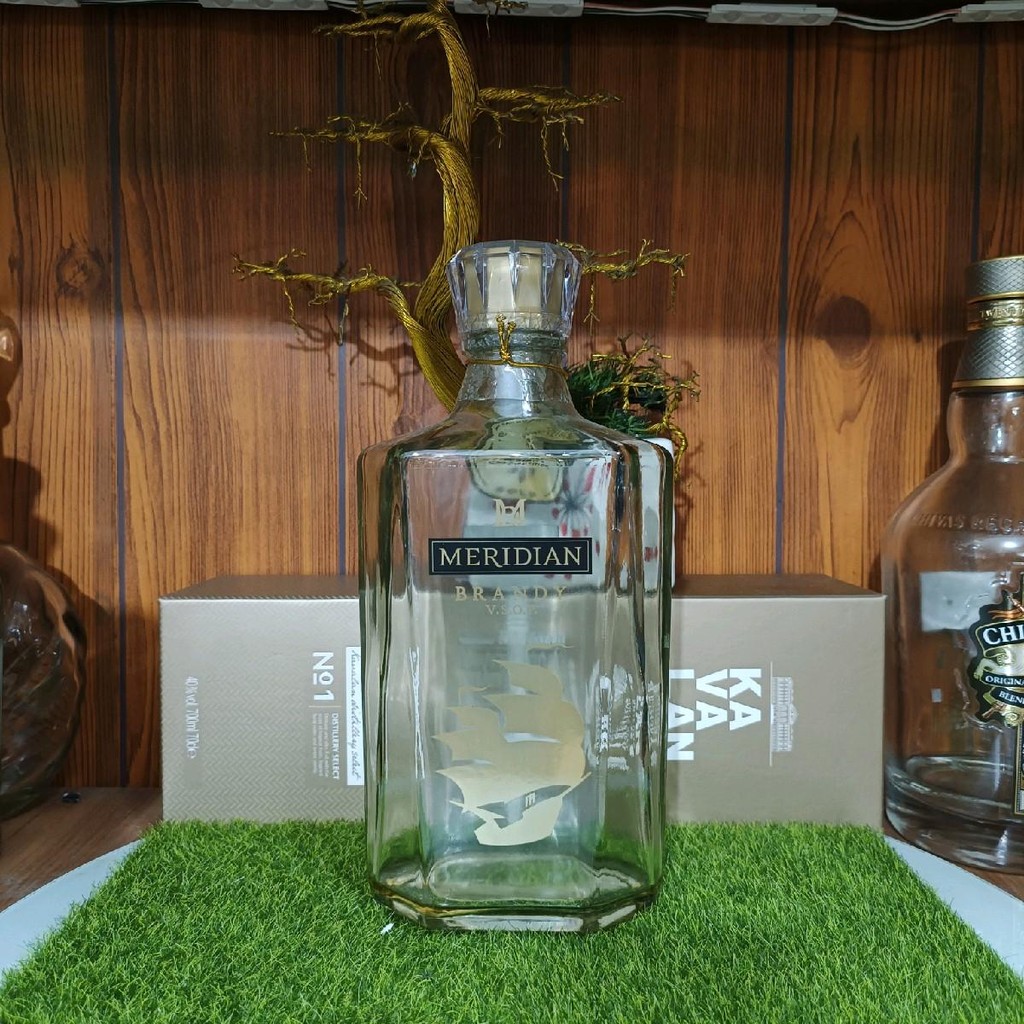ขวดไวน์ต่างประเทศ Meridian Brandy 700mL ผลิตในไทย ทรงสี่เหลี่ยมสําหรับตั้งโชว์ตกแต่ง (ขวดเปล่า)