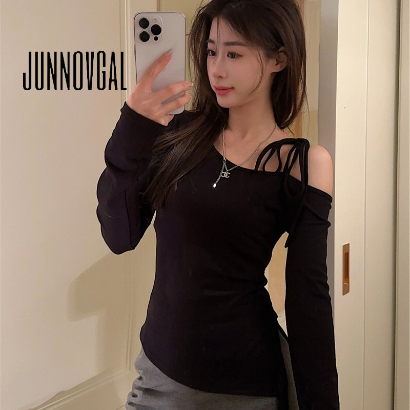 Junnovgal เสื้อยืดผู้หญิงแขนยาวไม่สม่ําเสมอปิดไหล่สีทึบ 2024 สไตล์ใหม่