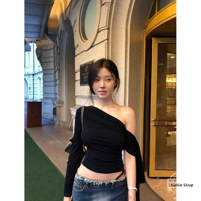 เสื้อยืดแขนยาวริบบิ้นไหล่ลาดสีดําสําหรับผู้หญิง