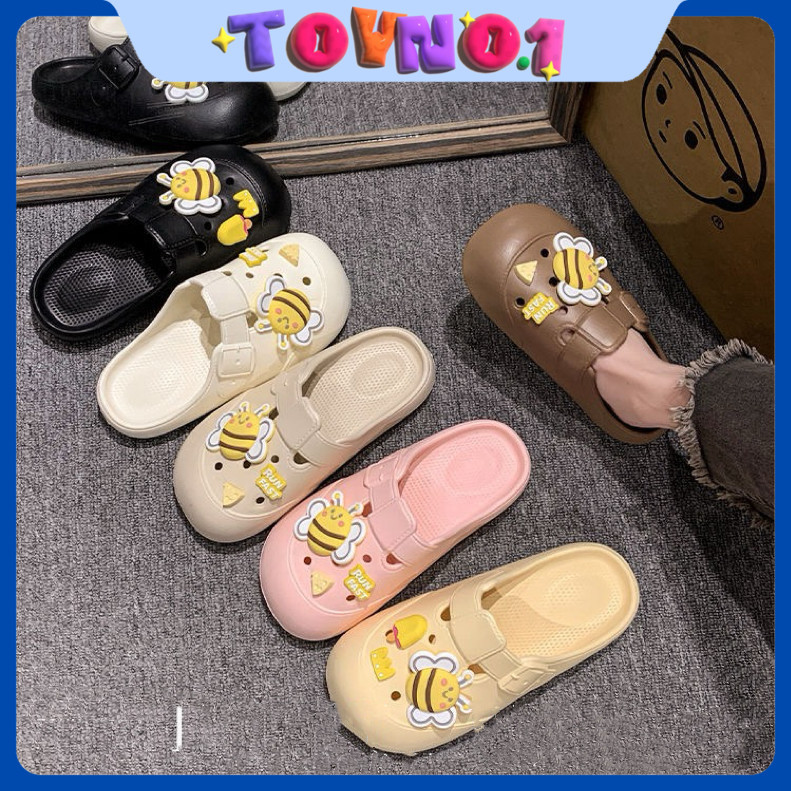 ToyNo.1🧸 พร้อมส่ง🧸 "TO-401" รองเท้าหัวโต สายคาด แต่งตุ๊กตาน้องผึ้งน่ารัก มีสามสีทนทาน