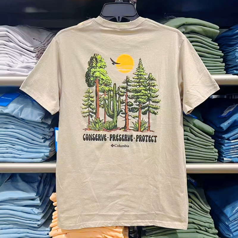 เสื้อยืดแขนสั้นคอกลม พิมพ์ลายหน้าอกสไตล์มินิมอล ทำจากผ้าฝ้ายที่สวมใส่สบาย และเหมาะสมสำหรับทั้งผู้ชายและผู้หญิง