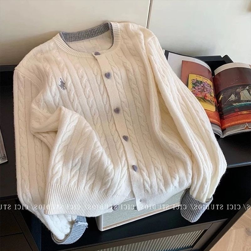 คาร์ดิแกนสไตล์เกาหลีจากอะคริลิคและไนลอน ออกแบบลายป่านรอบคอ เพื่อความอบอุ่นในอากาศหนาว