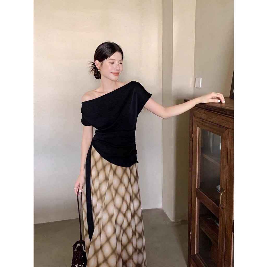 Red Berryเสื้อเชิ้ตผ้าซาตินเปิดไหล่ทรงเข้ารูปคุณภาพสูงสำหรับผู้หญิงในช่วงฤดูร้อน99168