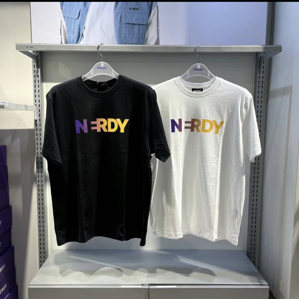 เสื้อยืดแขนสั้นผู้ชาย Nerdy New Gradient Letter พิมพ์ผ้าฝ้ายแท้ 730