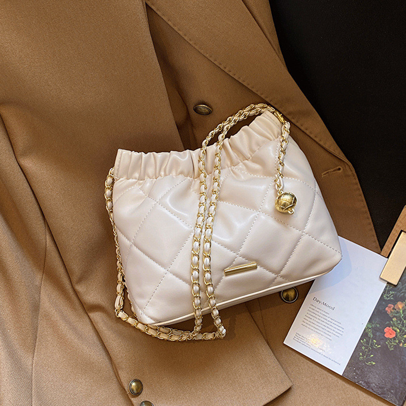 Xiaoxiangfeng Lingge แฟชั่น xiaojinqiu กระเป๋าโซ่ crossbody ที่เดินทางมาพักผ่อน