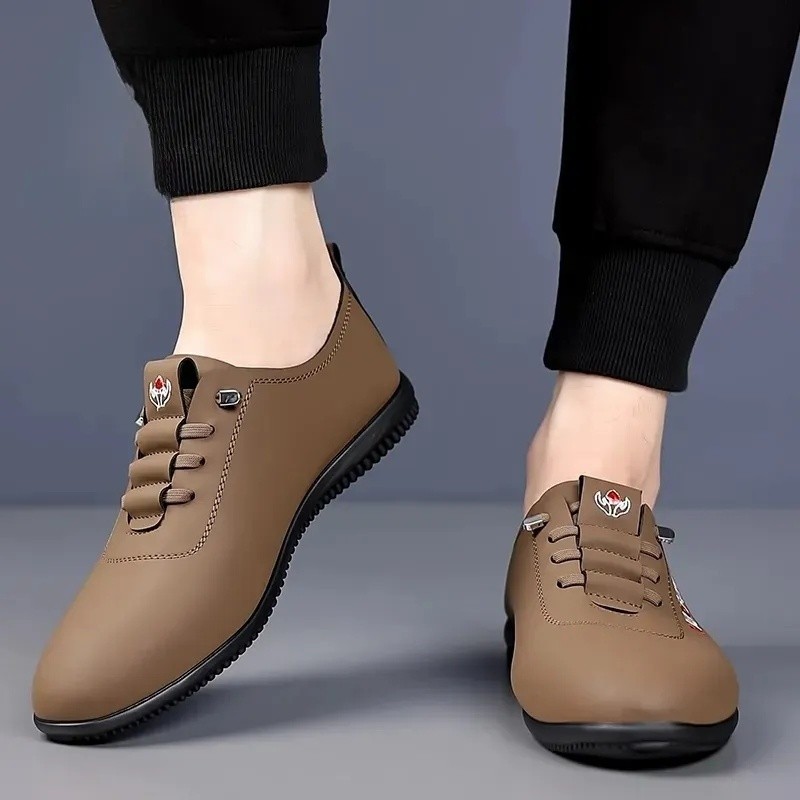 2024 รองเท้าผู้ชายสไตล์ใหม่ Soft Sole ผู้ชาย High-End รองเท้าหนังแท้ Breathable สไตล์ใหม่อินเทรนด์รองเท้าหนังลําลอง Soft Sole พื้นผิวนุ่ม HBMR