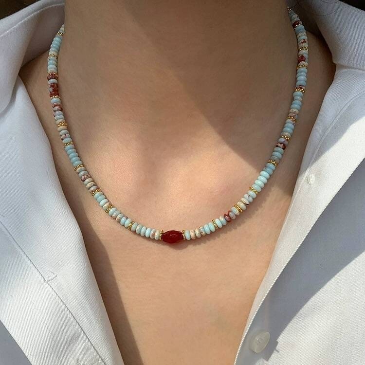 หินธรรมชาติสีลูกปัดพลอยสีแดงมุกน้ำจืดจี้คอแสงหรูหราซอกย้อนยุคพรีเมี่ยมความรู้สึกไหปลาร้าโซ่