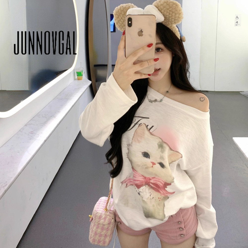 JUNNOVGAL เสื้อยืดผู้หญิงทรงหลวมการ์ตูนพิมพ์ปิดไหล่แขนยาวสไตล์ใหม่