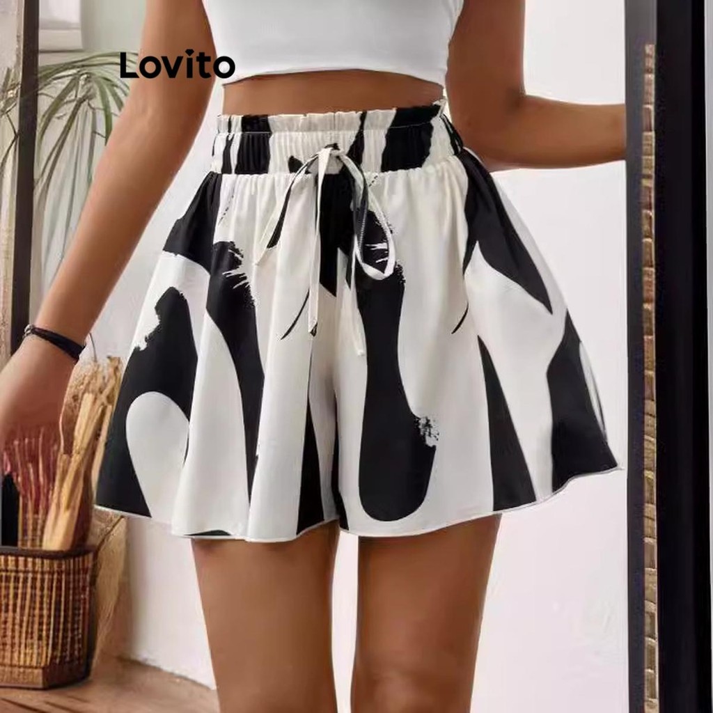 Lovito กางเกงขาสั้นผู้หญิง พิมพ์ลายเรขาคณิต สไตล์ลำลอง LNL70207