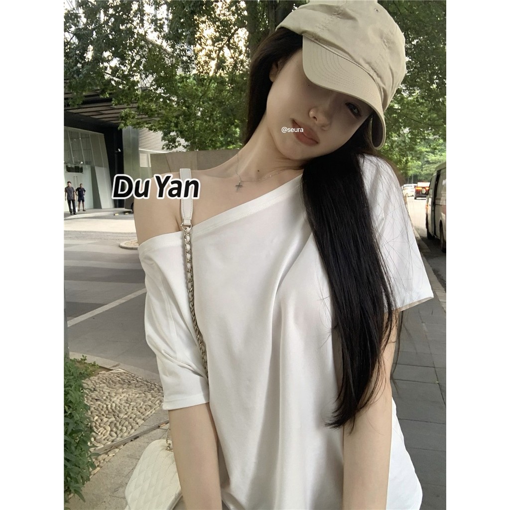 ของ ยัน เสื้อยืดผู้หญิงเปิดไหล่สาวร้อนสีขาวไหล่เฉียงหลวมและไม่สม่ําเสมออเนกประสงค์ด้านบน