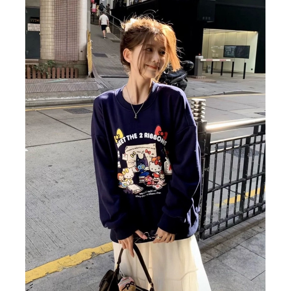 เสื้อแขนยาวทรงแบบจั๊มเปอร์ลายน้องแมว มาพร้อมกับเข็มกลัดลายคิตตี้เหมือนตุ๊กตา (สามารถถอดออกได้ค่ะ)
