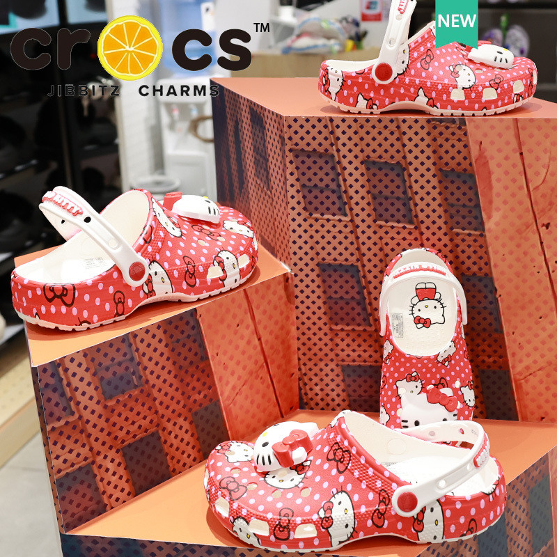 รองเท้า cross แท้  Hello Kitty Red Classic Clog ร้องเท้าหัวโต กันลื่นรองเท้า#210575